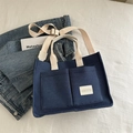 Borsa tote in tela blu scuro con tasche anteriori e tracolla regolabile crema - Blu