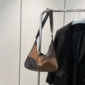 Sac hobo minimaliste bicolore en cuir brillant marron foncé et caramel chic - Marron