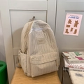 Mochila beige minimalista para estudiantes con textura de pliegues verticales y bolsillos - Caqui