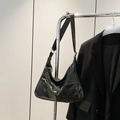 Sac à épaule tendance en similicuir patchwork noir avec silhouette hobo vintage - Noir