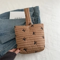 Borsa a mano trapuntata marrone chiaro con ricamo a fiocco nero e texture morbida - Kaki