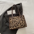 Bolso tote de felpa con estampado de leopardo y asas de cuero marrón - Caqui (Sin Colgante)