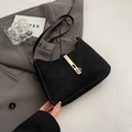 Minimalistische schwarze Wildleder-Tasche mit goldener Kette und Metallverschluss - Schwarz