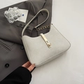 Schicke cremeweiße Schultertasche aus Kunstleder mit Goldkette und Metallverschluss - Gebrochenes Weiß