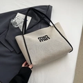Bolso tote grande de lona beige con asas largas negras y bordado decorativo - Negro
