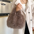 Sac à main en fausse fourrure gris-brun pour femmes avec texture moelleuse et forme d'arc - Marron