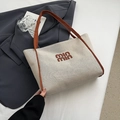 Bolso tote de lona beige minimalista con correas en contraste marrón y logo impreso - Marrón