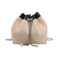 Bolso de pelo sintético beige con cordón de cadena plateada y detalle de perla - Blanco