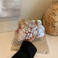 Borsa vintage in seta beige con ricamo di prugno rosso e catena dorata lucida - Motivo 1 (Fiori di Ciliegio Rossi)