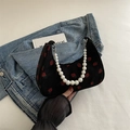 Bolso de pana negro con estampado de fresas y un elegante asa de cadena de perlas - Negro