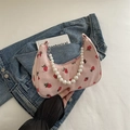 Bolso de media luna en pana rosa con estampado de fresas y asa de perlas - Rosa