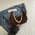 Bolso hobo de pana marrón con bordado de fresas y una correa de perlas decorativa - Marrón