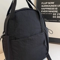 Zaino nero versatile minimalista in nylon con ampia tasca anteriore e manico - Nero