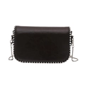 Borsa a tracolla quadrata marrone scuro con borchie argentate e catena in metallo su sfondo bianco - Marrone