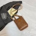 Braune Vintage Mini-Umhängetasche mit dreieckigem Metalllogo auf Lifestyle-Hintergrund - Khaki Ohne Anhänger