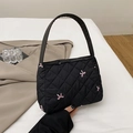 Sac fourre-tout noir matelassé avec broderie nœud rose et poignée - Noir