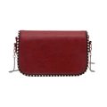Borsa a tracolla rossa con catena e dettagli di borchie argentate sui bordi - Rosso