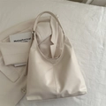 Sac hobo beige minimaliste en simili cuir avec bandoulière large et coutures décoratives - Blanc