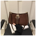 Sac sous le bras vintage marron en similicuir suédé avec boucle dorée ronde - café