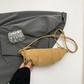Minimalistische camelfarbene Wildleder-Croissant-Tasche mit vertikalen Nähten und Knoten - Khaki