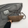 Dunkelbraune Croissant-Tasche aus Mattleder mit Ziernähten und geknotetem Riemen - Braun