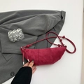 Minimalistische bordeauxrote Croissant-Tasche aus Wildleder mit geknotetem Schulterriemen - Rot