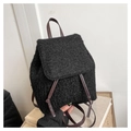 Detail der schwarzen Wolltextur und braunen Lederriemen an einem Herbst-Winter-Rucksack - Schwarz