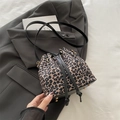 Schicke Beuteltasche mit Leopardenmuster, schwarzen Lederriemen und Goldbeschlägen - Braun