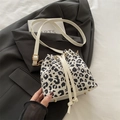 Schicke Beuteltasche mit Leopardenmuster, cremefarbenem Kordelzug und Golddetails - Weiß