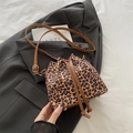 Beuteltasche mit Leopardenmuster, braunem Kordelzug und goldenen Metallbeschlägen - Braun