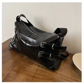 Bolso de hombro de cuero negro brillante con hebillas metálicas y cierre de cremallera - Negro