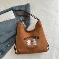 Borsa tote in camoscio marrone con ricamo a orsetto bianco e tracolle sottili - Marrone