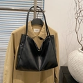 Bolso tote negro minimalista en piel sintética con acabado mate y correas finas de cuero - Negro