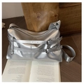 Bolso hobo plateado metalizado con hebillas ajustables y correa ancha de tela - Plateado
