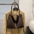 Bolso tote grande de cuero sintético marrón con textura granulada para el diario - Marrón