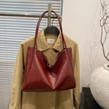 Bolso tote burdeos minimalista en cuero PU brillante con gran espacio para uso diario - Burdeos