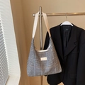 Grote draagtas met houndstooth-patroon, crème schouderband en modelabel aan een kleerhanger - Off-wit