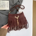 Borsa a tracolla marrone in ecopelle scamosciata con ciondolo cervo e frange - Marrone