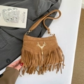 Borsa a tracolla in pelle scamosciata marrone con frange e ciondolo a testa di cervo - Marrone
