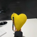 Sac à main en forme de cœur jaune vif avec une dragonne tissée ornée du texte LOVE - Jaune