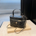 Borsa a mano trapuntata nera con dettaglio camelia dorata e tracolla a catena chic - Nero