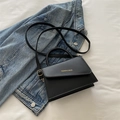 Schicke schwarze matte Umhängetasche mit Griff und goldener Fashion & Bags Aufschrift - Schwarz