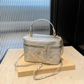 Elegante borsa a tracolla trapuntata argento con fibbia a fiore oro e catena donna - Argento