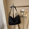 Sac hobo croissant en daim noir minimaliste avec bandoulière réglable et détails dorés - Noir
