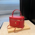 Borsa a mano trapuntata rosso acceso con logo a fiore dorato e tracolla a catena - Rosso