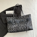Grand sac cabas à motif léopard gris foncé avec de longues bretelles d'épaule - Noir