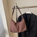 Sac fourre-tout minimaliste en daim marron avec fines bretelles et cuir mat - café