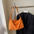 Sac fourre-tout chic en daim orange vif avec bandoulière réglable et boucle - Marron