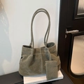 Sac cabas rétro en daim gris-vert avec surpiqûres blanches et pochette zippée assortie - Vert