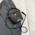 Borsa a secchiello leopardata grigia con dettagli in pelle nera e fibbia dorata - Nero senza Ciondolo